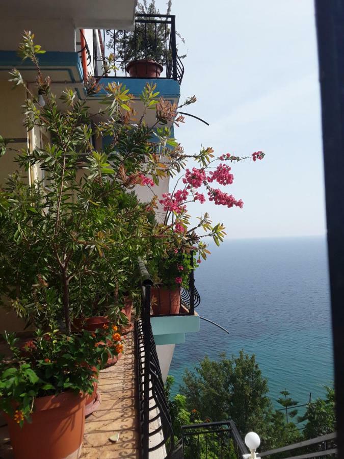 Odhisea Hotel Restaurant Qeparo Buitenkant foto